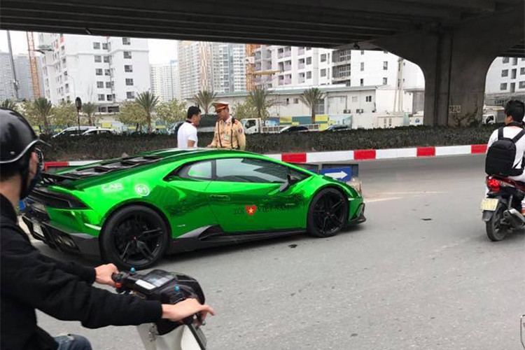 Rất may, sau màn "tuýt còi" của Cảnh sát giao thông Hà Nội, đã không có lỗi lớn nào xảy ra và đoàn xe lại tiếp tục hành trình Car &amp; Passion 2018.