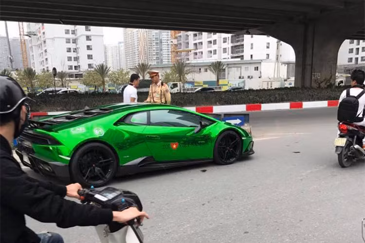 Rất may, sau màn "tuýt còi" của Cảnh sát giao thông Hà Nội, đã không có lỗi lớn nào xảy ra và đoàn xe lại tiếp tục hành trình Car &amp; Passion 2018.