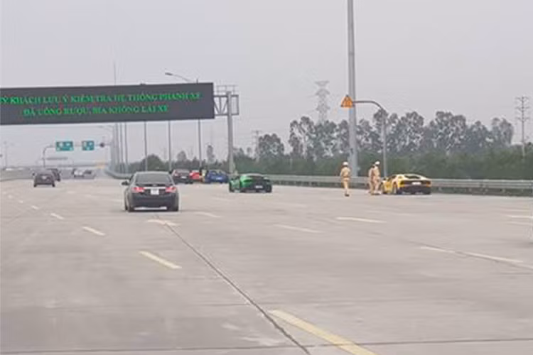 Đây cũng là ngày lăn bánh đầu tiên của đoàn siêu xe tham gia hành trình Car &amp; Passion 2018 từ Hà Nội và cũng là bài học cho ban tổ chức rút kinh nghiệm để việc khởi hành vào ngày 4/3 được suôn sẻ hơn.