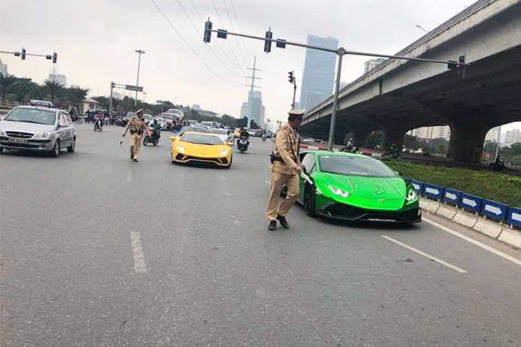 Sau khi tập trung tại Hà Nội, chiều ngày 2/3, dàn siêu xe triệu đô trong hành trình Car &amp; Passion 2018 đã rời địa điểm tập trung để xuống Hải Dương tiếp tục hành trình. Tuy nhiên, khi những siêu xe này lăn bánh trên đường phố và ra cao tốc Hà Nội - Hải Phòng, một số siêu xe trong đoàn đã bị cảnh sát "tóm gọn" vì gặp phải một số lỗi khi tham gia giao thông.