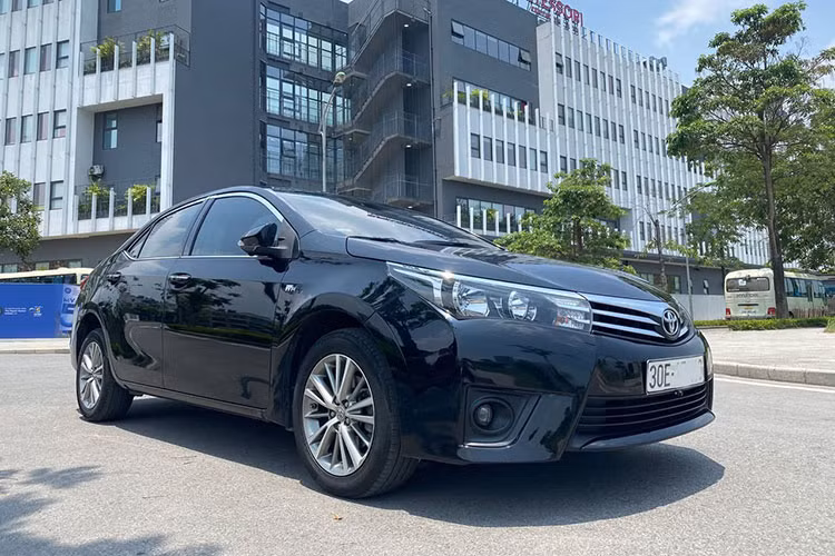  Toyota Corolla Altis 2.0V đời 2016 Dù có tuổi đời cao nhất trong danh sách, mẫu xe sedan Toyota Corolla Altis 2.0V đời 2016 vẫn là một trong những mẫu sedan cũ được ưa chuộng nhờ độ bền và khả năng giữ giá ấn tượng. Trên thị trường xe cũ, mẫu xe này có giá khoảng 470 – 490 triệu đồng.