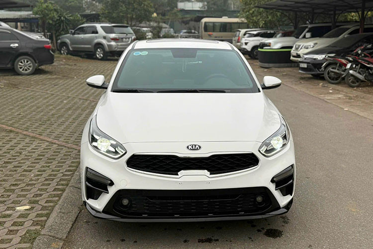  Kia Cerato 2.0 AT Premium đời 2019 Phiên bản cao cấp nhất của Kia Cerato đời 2019 – 2.0 AT Premium – hiện có giá từ 450 – 480 triệu đồng. Xe sở hữu ngoại hình trung tính, phù hợp cho cả khách hàng nam và nữ.