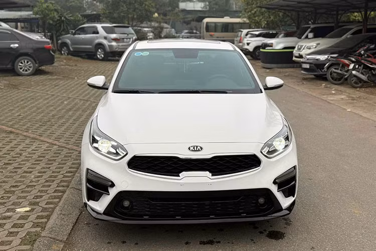  Kia Cerato 2.0 AT Premium đời 2019 Phiên bản cao cấp nhất của Kia Cerato đời 2019 – 2.0 AT Premium – hiện có giá từ 450 – 480 triệu đồng. Xe sở hữu ngoại hình trung tính, phù hợp cho cả khách hàng nam và nữ.
