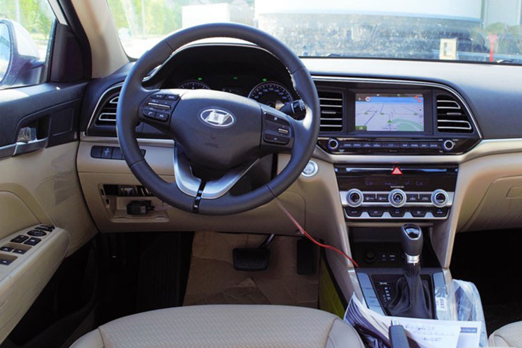 Mẫu xe sedan Hyundai Elantra 2021 được trang bị nhiều tiện nghi hiện đại như đèn LED trước/sau, đèn pha và gạt mưa tự động, cửa sổ trời, ghế lái chỉnh điện, điều hòa hai vùng độc lập và nội thất bọc da.