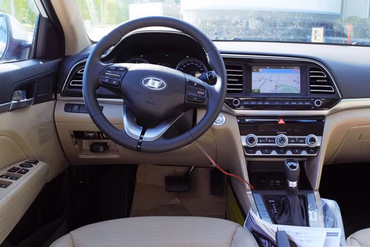 Mẫu xe sedan Hyundai Elantra 2021 được trang bị nhiều tiện nghi hiện đại như đèn LED trước/sau, đèn pha và gạt mưa tự động, cửa sổ trời, ghế lái chỉnh điện, điều hòa hai vùng độc lập và nội thất bọc da.