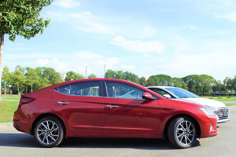 Về vận hành, Elantra dùng động cơ xăng 2.0L công suất 156 mã lực, hộp số tự động 6 cấp. Dù mức tiêu thụ nhiên liệu cao hơn so với các đối thủ dùng động cơ dung tích nhỏ, Elantra vẫn được đánh giá là "lành", ít hỏng vặt – yếu tố quan trọng với người mua xe cũ.