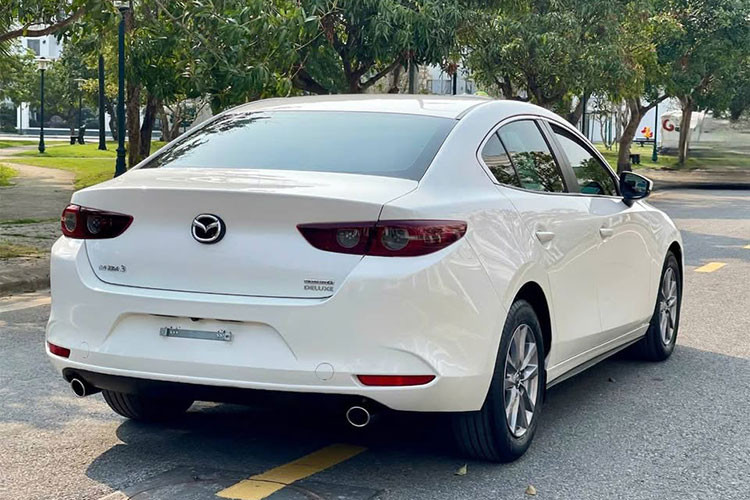 Mazda3 sử dụng động cơ 1.5L công suất 110 mã lực, kết hợp hộp số tự động 6 cấp và dẫn động cầu trước. Dù không mạnh mẽ, mẫu xe này nổi bật ở sự ổn định và cảm giác lái chắc chắn – phù hợp với người chuộng dòng xe “bền dáng, bền máy”.