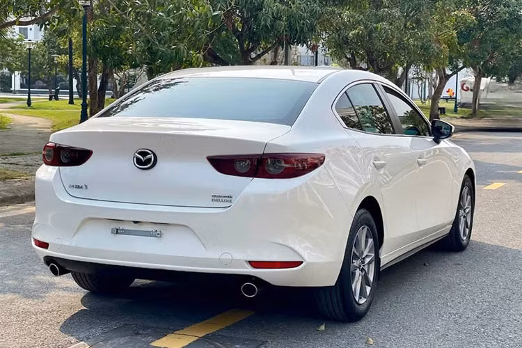 Mazda3 sử dụng động cơ 1.5L công suất 110 mã lực, kết hợp hộp số tự động 6 cấp và dẫn động cầu trước. Dù không mạnh mẽ, mẫu xe này nổi bật ở sự ổn định và cảm giác lái chắc chắn – phù hợp với người chuộng dòng xe “bền dáng, bền máy”.