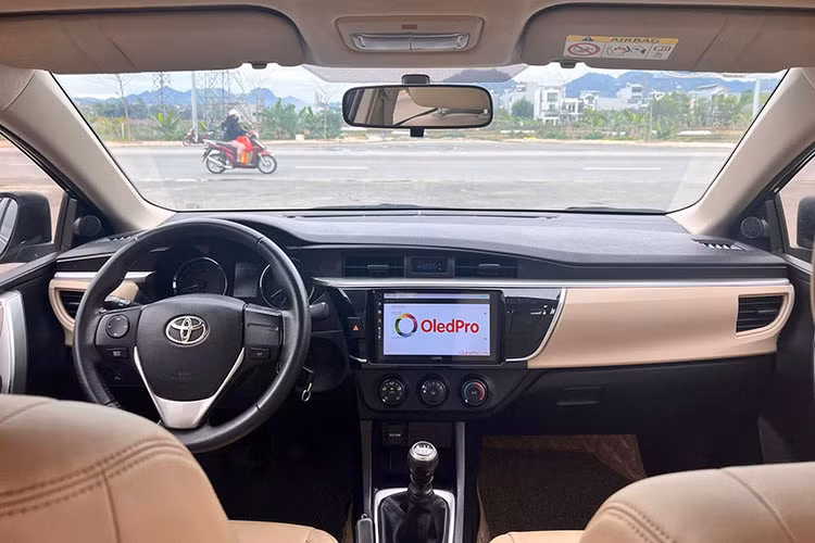 Altis bản 2.0V trang bị đèn LED, cảm biến đèn pha, điều chỉnh ánh sáng tự động… nhưng thiết kế nội thất đã lạc hậu so với các đối thủ trẻ hơn. Xe dùng động cơ 2.0L công suất 143 mã lực, hộp số CVT và dẫn động cầu trước được đánh giá là ổn định, ít hỏng hóc.