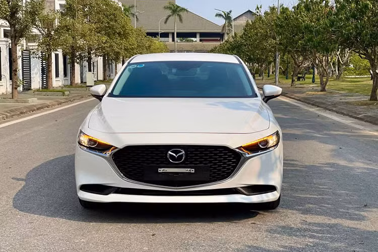  Mazda3 1.5L Deluxe đời 2020 Mazda3 Deluxe 2020 tại Việt Nam là phiên bản tiêu chuẩn trong dải sản phẩm thế hệ mới của Mazda, có giá trên thị trường xe cũ từ 485 – 495 triệu đồng. Đây là lựa chọn hợp lý với người ưu tiên trải nghiệm lái tốt và thiết kế hiện đại.