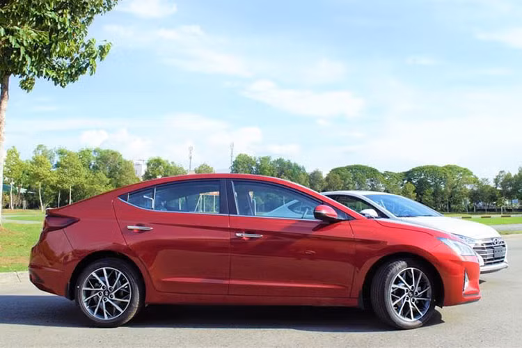 Về vận hành, Elantra dùng động cơ xăng 2.0L công suất 156 mã lực, hộp số tự động 6 cấp. Dù mức tiêu thụ nhiên liệu cao hơn so với các đối thủ dùng động cơ dung tích nhỏ, Elantra vẫn được đánh giá là "lành", ít hỏng vặt – yếu tố quan trọng với người mua xe cũ.