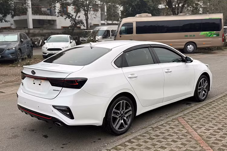 Cerato vận hành bằng động cơ 2.0L, công suất 159 mã lực và mô-men xoắn 194 Nm, truyền động cầu trước qua hộp số tự động 6 cấp. Hiệu suất vận hành ổn, tuy nhiên cảm giác lái chưa thực sự đầm chắc.