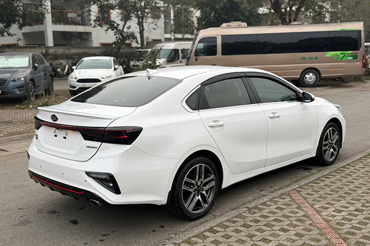 Cerato vận hành bằng động cơ 2.0L, công suất 159 mã lực và mô-men xoắn 194 Nm, truyền động cầu trước qua hộp số tự động 6 cấp. Hiệu suất vận hành ổn, tuy nhiên cảm giác lái chưa thực sự đầm chắc.