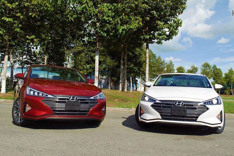  Hyundai Elantra 2.0 AT đời 2021 Mặc dù không phải là phiên bản mới nhất, mẫu xe sedan Hyundai Elantra 2021 tại Việt Nam vẫn giữ được phong cách thiết kế cân đối và lịch lãm. Phiên bản 2.0 AT thuộc hàng cận cao cấp hiện được rao bán với giá khoảng 470 – 490 triệu đồng.