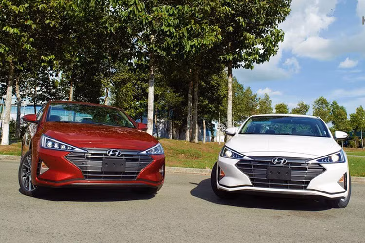  Hyundai Elantra 2.0 AT đời 2021 Mặc dù không phải là phiên bản mới nhất, mẫu xe sedan Hyundai Elantra 2021 tại Việt Nam vẫn giữ được phong cách thiết kế cân đối và lịch lãm. Phiên bản 2.0 AT thuộc hàng cận cao cấp hiện được rao bán với giá khoảng 470 – 490 triệu đồng.
