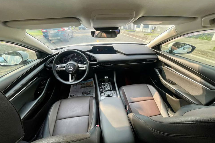 Xe trang bị đèn LED, cảm biến gạt mưa và hệ thống bật đèn tự động. Tuy nhiên, nội thất chỉ bọc nỉ, điều hòa chỉnh cơ và không có cửa gió phía sau – điểm yếu dễ nhận thấy của phiên bản này.