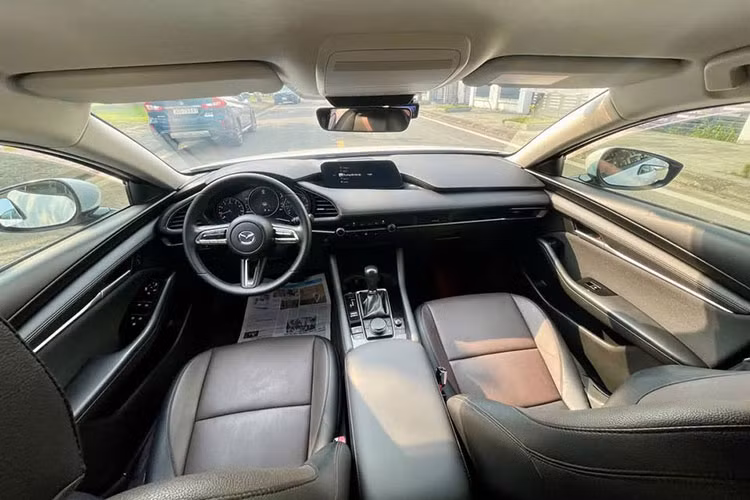 Xe trang bị đèn LED, cảm biến gạt mưa và hệ thống bật đèn tự động. Tuy nhiên, nội thất chỉ bọc nỉ, điều hòa chỉnh cơ và không có cửa gió phía sau – điểm yếu dễ nhận thấy của phiên bản này.