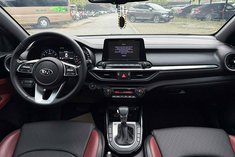 Trang bị trên mẫu xe này khá đầy đủ với điều hòa tự động, ghế da, cửa sổ trời, cảm biến lùi… Không gian nội thất rộng rãi, thoải mái cho các chuyến đi gia đình. Tuy nhiên, Cerato vẫn dùng phanh tay cơ thay vì phanh điện tử – điểm trừ duy nhất về mặt tiện nghi.