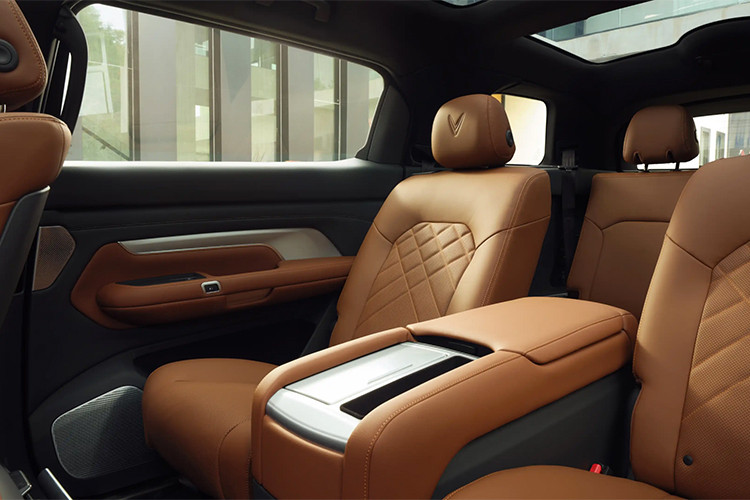 Dự đoán LimoGreen là một chiếc MPV 7 chỗ chạy điện, phù hợp với nhu cầu gia đình lớn, mang đến không gian rộng rãi, thiết kế hiện đại và hiệu suất vượt trội. Nhưng điều làm mình hào hứng hơn cả chính là việc mẫu xe này giúp giảm lượng khí thải và góp phần xây dựng một tương lai bền vững hơn cho thế hệ sau.