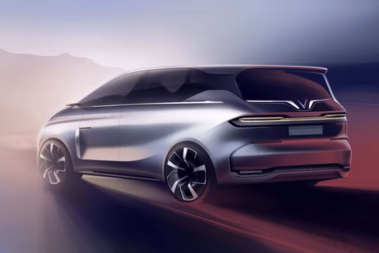 Xe được trang bị đèn Bi-LED và lưới tản nhiệt kiểu kim cương mang dáng vẻ hiện đại. Để phù hợp với phân khúc cao cấp, VinFast chọn cửa trượt điện tương tự như trên KIA Carnival.