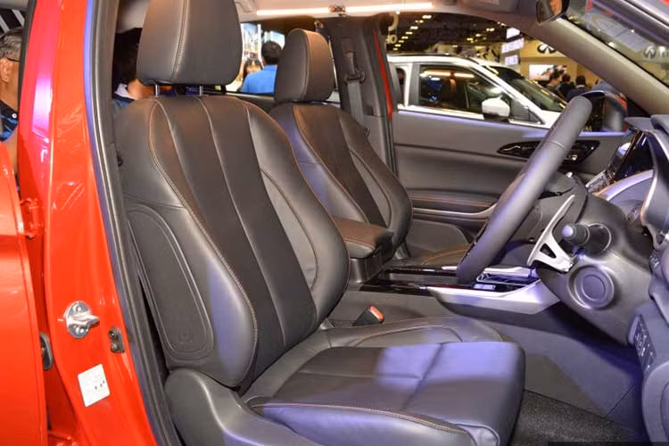 Trên phiên bản SE, xe được trang bị loạt trang bị công nghệ như: hệ thống cảnh báo chuyển làn đường, cảnh báo điểm mù, cảnh báo giao thông phía sau, phanh tay điện tử với chức năng Auto Hold, ghế trước có chức năng sưởi, nút Start/Stop,... Hàng ghế sau của xe phân chia độc lập 60:40 và có thể trượt dọc lên trước hoặc về sau.