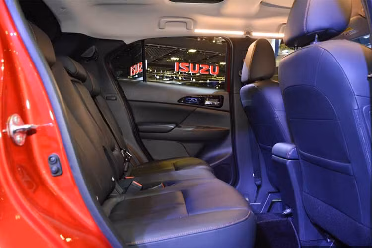 Trên phiên bản thấp nhất là ES đi kèm gói tùy chọn tiêu chuẩn gồm: gương chiếu hậu chống chói, màn hình màu tích hợp Bluetooth, camera lùi, hệ thống điều khiển hành trình và hệ thống điều hòa tự động. Với gói tùy chọn khác là Touring, nổi bật với cửa sổ trời lớn, ghế ngồi dạng sưởi, cùng một số công nghệ an toàn FCM, LDW, ACC, AHB,…