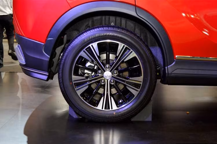 Bên cạnh đó, xe còn bổ sung thêm cụm đèn kích thước lớn bên dưới, các đường viền màu đen chạy quanh thân xe cũng tạo cảm giác cứng cáp hơn khi nhìn trực diện lẫn từ xa. Mâm xe được trang bị dạng hợp kim, kích thước 18 inch 5 chấu kép hai màu mạnh mẽ.