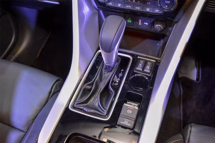 Theo công bố từ Mitsubishi, mẫu xe Eclipse Cross 2018 tại Singapore chỉ được trang bị 1 phiên bản 1.5 duy nhất, đi kèm là hai tùy chọn hệ dẫn động cầu trước và hệ dẫn động 4 bánh. Xe được trang bị động cơ 4 xi-lanh 4B40 1.5 lít, sản sinh công suất 165 mã lực tại 5.500 vòng/phút cùng mô-men xoắn cực đại 250 Nm tại1.800-4.500 vòng/phút.