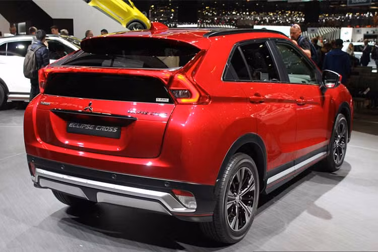 Nhìn từ bên sườn, Eclipse Cross sở hữu những đường gân dập nổi chạy từ cột A và hòa nhập vào vòm bánh sau. Mang phong cách Coupe-SUV, mẫu xe Mitsubishi Eclipse Cross mới sở hữu thiết kế trẻ trung, năng động và thể thao với các chi tiết mang đậm phong cách hiện đại mới.