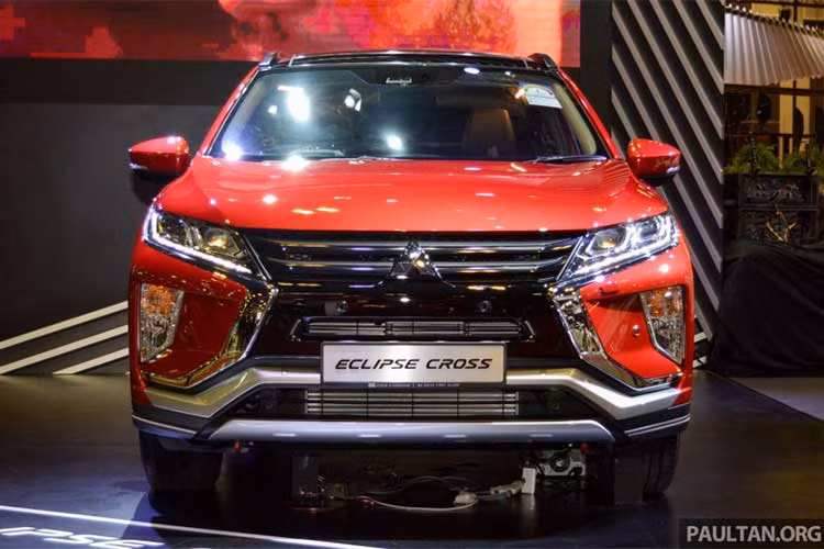 Eclipse Cross thế hệ mới sở hữu thiết kế trẻ trung theo ngôn ngữ Dynamic Shield đặc trưng của Mitsubishi, xe sở hữu kích thước dài x rộng x cao lần lượt là 4.405 x 1.805 x 1.685 mm với chiều dài trục cở sở ở mức 2.670 mm. Kiểu dáng lai coupe của chiếc xe theo nhiều người thì nó mang nhiều nét tương đồng với C-HR của “đồng hương” Toyota. 