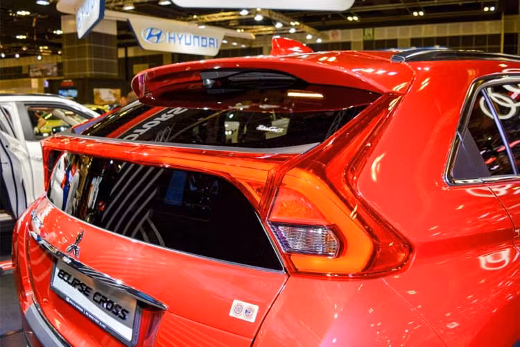 Đuôi xe cũng được thiết kế lạ mắt, đậm chất thể thao với cụm đèn hậu thiết kế độc đáo vuốt dọc theo kính với dải LED ấn tượng. Cản sau cũng khá nổi bật với thanh kim loại được mạ sáng bóng cùng đèn báo, hệ thống ống xả được giấu phía dưới gầm xe khá kỹ.