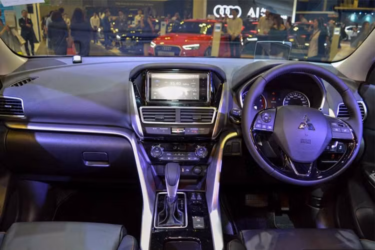 Nội thất của xe cũng được thiết kế mang vẻ trẻ trung, hiện đại “đồng điệu” với bên ngoài với ghế ngồi được bọc da cao cấp tạo điểm nhấn bằng những viền chỉ màu ấn tượng. Vô-lăng 3 chấu tích hợp nhiều phím chức năng hỗ trợ người lái. Bảng tap-lô được tạo điểm nhấn bằng một khung kim loại cắt mở rộng sang 2 bên.