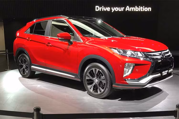 Mitsubishi Eclipse Cross được coi là một phiên bản sản xuất thương mại của mẫu concept XR-PHEV được đặt ở giữa phân khúc của Outlander và Outlander Sport từng được hãng Nhật Bản giới thiệu vào năm 2013 và 2015. Đây là đối thủ trực tiếp của Mazda CX-5, Ford Ecosport, Toyota C-HR hay Honda H-RV.