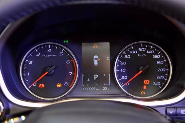 Trên vô lăng ba chấu của xe được tích hợp nhiều phím chức năng hỗ trợ người lái kèm tiện ích. Hệ thống thông tin giải trí được trang bị màn hình cảm ứng cỡ lớn tương thích Apple Carplay và Android Auto, màn hiển thị thông tin kiểu máy tính bảng cùng tính năng mới là hiển thị thông tin kính lái HUD (Head Up Display).