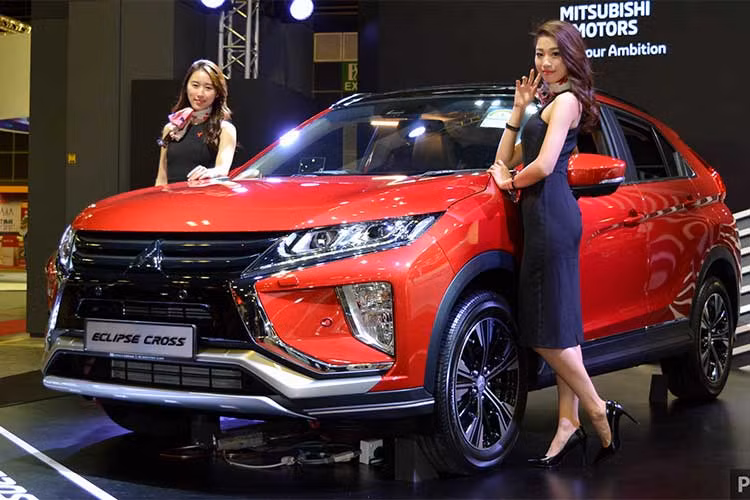 Sau gần khi được ra mắt tại Triển lãm ôtô Geneva cách đây 1 năm và mới đây tại thị trường Mỹ, mẫu crossover hoàn toàn mới Mitsubishi Eclipse Cross 2018 đã chính thức có mặt tại Đông Nam Á thông qua thị trường đầu tiên là Singapore. Tuy nhiên, nos lại không có giá bán “rẻ bèo” chỉ từ 23.295 USD (tương đương 526 triệu đồng) tại Mỹ.