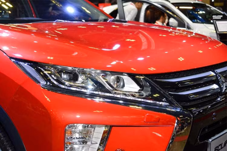 Phần đầu xe khá hầm hố với phần mái được làm vuốt cong ra phía sau. Lưới tản nhiệt có dạng miệng cười nối liền 2 cụm đèn pha sắc sảo tích hợp dải LED định vị. Bên cạnh đó đầu xe còn được tạo điểm nhấn với những đường viền kim loại mạ chrome tạo sự khỏe khoắn và đầm chắc.