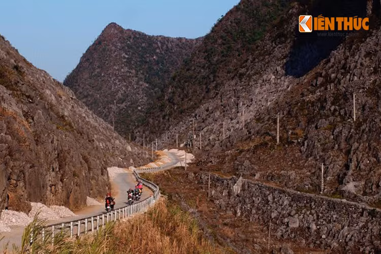 Đến với cao nguyên đá Đồng Văn, còn gì tuyệt vời hơn được dạo bước trong không gian phiên chợ cũ, tự tay thưởng thức rượu ngô, thắng cố vùng biên viễn, ngắm nhìn đồng bào dân tộc xúng xính giao thương mua bán trong tiết trời se lạnh đặc trưng nơi địa đầu Tổ quốc.