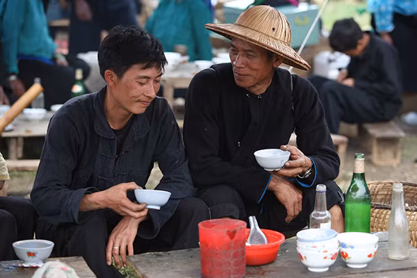 Người dân tộc vốn nổi tiếng hào phóng, đặc biệt lại thích uống rượu, mà là loại rượu ngô cay nồng, nên không hề ngạc nhiên khi đến với chợ phiên Đồng Văn, bạn sẽ bắt gặp những hình ảnh các đức ông chồng ngật ngưỡng, say mèm và thậm chí lăn ra bất cứ một góc nào trên đường, giữa chợ để ngủ.