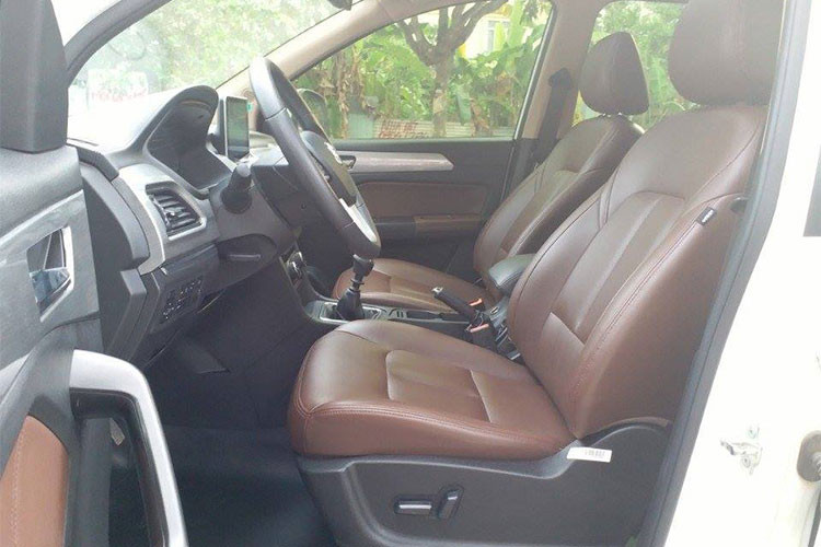 Ghế ngồi bọc da của xe màu nâu sẫm, được nhấn nhá thêm các đường chỉ khâu dọc theo mép thân ghế. Trong đó, hàng ghế trước chỉnh điện, cửa gió điều hòa cho hai hàng ghế sau, thêm vào đó là cửa sổ trời kéo tay.