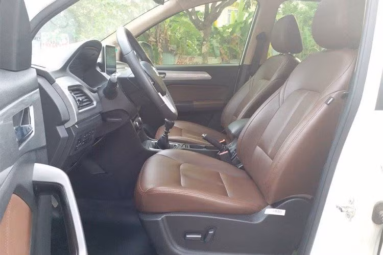 Ghế ngồi bọc da của xe màu nâu sẫm, được nhấn nhá thêm các đường chỉ khâu dọc theo mép thân ghế. Trong đó, hàng ghế trước chỉnh điện, cửa gió điều hòa cho hai hàng ghế sau, thêm vào đó là cửa sổ trời kéo tay.