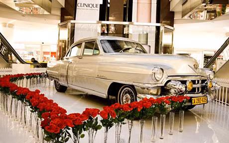  Xe cổ và hoa hồng của ngày Valentine chắc chắn sẽ là món quà cực kỳ độc đáo cho những cô nàng hoặc anh chàng đam mê sưu tập xe. 