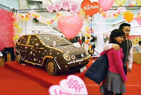 Món quà đặc biệt trong ngày 14/2 một chiếc xe mang thương hiệu Volkswagen bằng sô cô la, bánh kém với những bông hoa và trái tim.