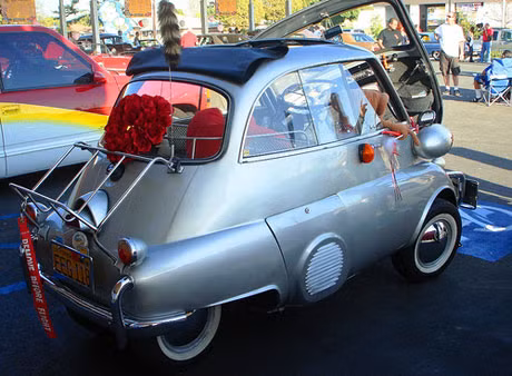 Chiếc xe cổ mini với dải ruy băng mầu đỏ cùng những bông hồng kết thành hình trái tim chắc chắn sẽ khiến cho cô nàng thích thú.