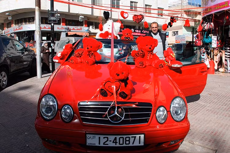 Anh chàng này chắc chắn sẽ khiến bạn gái của mình "siêu lòng" khi trang trí hàng loạt những chú gấu bông màu đỏ cùng ruy băng, trái tim... lên chiếc xe Mercedes màu đỏ đầy ấn tượng của mình.