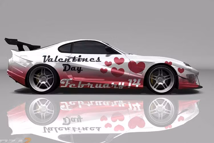 Một chiếc xe ôtô tình nhân thể thao trang trí đặc biệt với những trái tim và màu sắc đầy ấn tượng cho ngày lễ tình nhân Valentine 14/2.