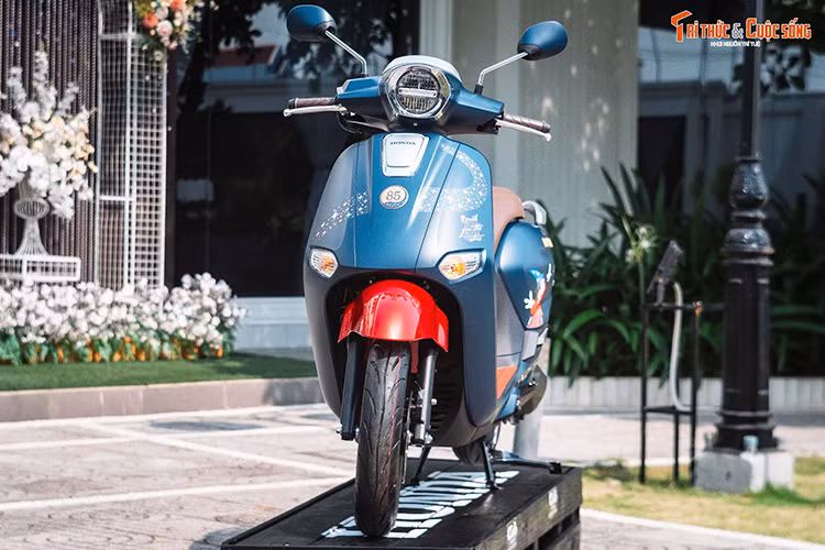 Ở Thái Lan, mẫu xe này có giá khoảng 2.193 USD (tương đương 55 triệu đồng). Với số lượng giới hạn cùng thiết kế độc đáo, mẫu xe hứa hẹn sẽ thu hút sự quan tâm của những tín đồ xe tay ga thời trang và người hâm mộ Disney.