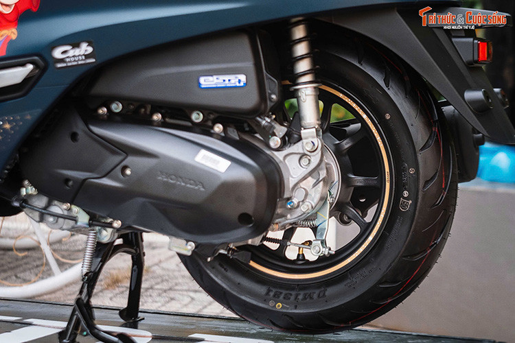 Xe vận hành mượt mà nhờ hộp số vô cấp CVT và tích hợp công nghệ Idling Stop giúp tiết kiệm nhiên liệu. Bên cạnh đó, hệ thống phanh ABS ở bánh trước đảm bảo an toàn khi di chuyển.