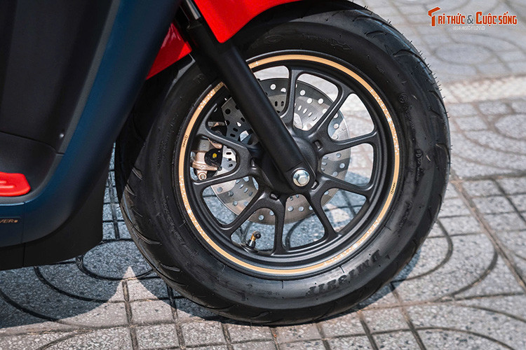 Mẫu xe ga bản đặc biệt có đèn hậu LED như bản thường. Thiết kế tổng thể của Honda Giorno+ Disney Fantasia 85 Years mềm mại, thời trang, hướng đến khách hàng chủ yếu là phái nữ.