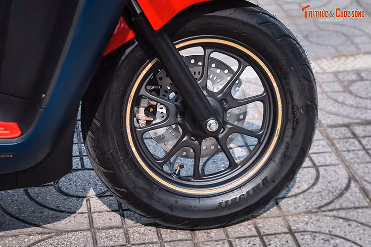 Mẫu xe ga bản đặc biệt có đèn hậu LED như bản thường. Thiết kế tổng thể của Honda Giorno+ Disney Fantasia 85 Years mềm mại, thời trang, hướng đến khách hàng chủ yếu là phái nữ.