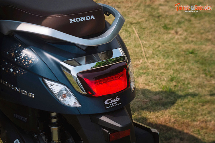 Cốp chứa đồ của xe có dung tích 30 lít, nhỏ hơn Lead khoảng 7 lít. Ở Việt Nam, mẫu xe điện Dat Bike Quantum có cốp lớn nhất trong phân khúc xe máy phổ thông, dung tích 41 lít. Bên hông xe là hình ảnh chuột Mickey làm phép thuật, tạo ra dải sao nhiều màu sắc. Tên của bộ phim cũng có trên vị trí này.